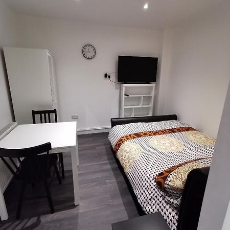 Studio Self Contained Double Bedroom London Exterior photo